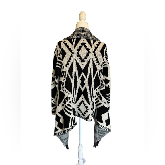 Black and White Blanket Cardigan - Picture 2 of 4